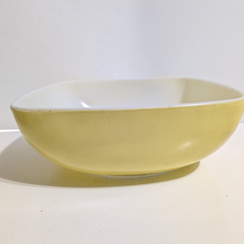 Vintage Square Pyrex 9x9x3" Milk Glass Bowl #525B 2.5qt Pale Yellow GUC